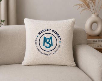 Poduszka z logo, spersonalizowana poduszka bouclé, haftowany upominek biznesowy, wystrój firmy, gadżety firmowe