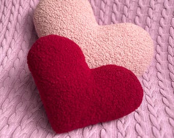 Teddy Boucle hjärtkudde: Mjuk plyschdekoration till alla hjärtans dag