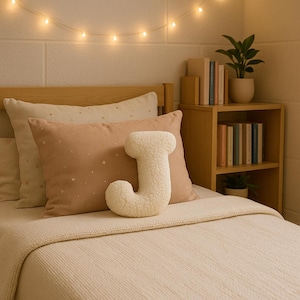 Almohadas con letras personalizadas para dormitorio universitario, cojín suave con el alfabeto de sherpa, regalo para compañero de piso, decoración con iniciales para estudiantes, regalo para estudiante
