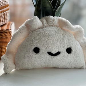 Dumpling Plush Pillow – Cute Pierogi Stuffed Toy, Kawaii Room Decor, Food Lover Gift, Cozy Cushion, Handmade Soft Plush, Birthday Gift