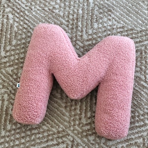 Almohada con letras rosas, letras de tela, regalo para inauguración de la casa, almohada con personalidad, letras de terciopelo, almohada con letras del alfabeto, regalo de bautizo