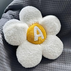 Almofada de flores personalizada – Almofada de margarida Sherpa personalizada – Presente para bebê – Decoração de quarto de bebê – Almofada de letras de pelúcia macia - Almofada de margarida