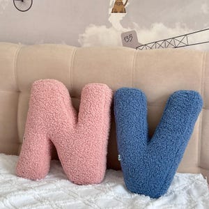 Almohada personalizada con letras del alfabeto - Suave almohada decorativa de sherpa con inicial para decoración infantil y de guardería - Regalo personalizado en varios colores