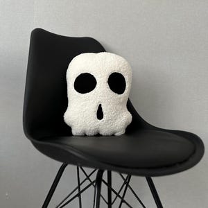 Halloween home decorl Plush Sherpa Skull Pillow - Halloween Pillows | Teddy Boucle Skeleton Pillow | Skull Cushion | Halloween Funny and Spo
