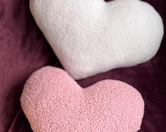 Teddy Boucle Hjärtkudde: Mjuk dekorativ kudde