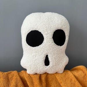Plush Sherpa Skull Pillow - Halloween Pillows | Teddy Boucle Skeleton Pillow | Skull Cushion | Halloween Funny and Spooky Throw Pillows