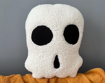 Plush Sherpa Skull Pillow: Halloween Spooky Decor