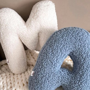 Almohada con letras, letra de tela, regalo para inauguración de la casa, almohada con personalidad, letra de terciopelo, almohada con alfabeto, decoración de guardería escandinava, regalo de bautizo