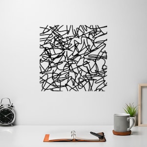 Puede incluir: Impresión de arte abstracto en blanco y negro con un patrón caótico de líneas y curvas.