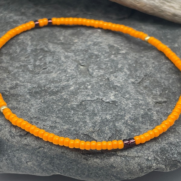 Feines Armband aus orange-farbenen Miyuki-Perlen