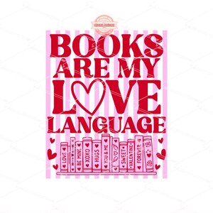 以下が含まれることがあります： 「BOOKS ARE MY LOVE LANGUAGE」の赤い文字がピンクと白のストライプの背景にデザインされています。下には、愛をテーマにした言葉が書かれたイラストの書籍があります。