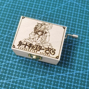 Karte Captor Sakura Eröffnungs-Thema OP1 Catch You Catch Me Handkurbel Holzmelodie Spieluhr Personalisiertes Geschenk mit Gravur
