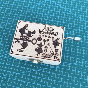 Caja de música de madera con melodía y manivela con tema de apertura de Alicia en el país de las maravillas de 1951, regalo grabado personalizado