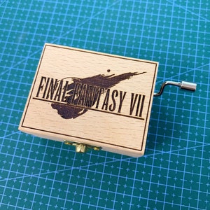 Tema principal de Final Fantasy VII FF7, tema de Aerith, caja de música de madera con melodía de un ángel alado, con manivela, regalo personalizado y grabado.