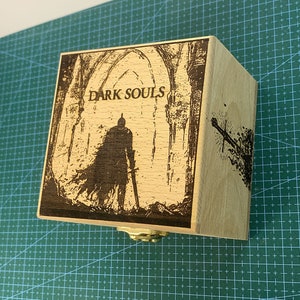 Caja de música electrónica Dark Souls / Mecanismo de sonido USB recargable / Canción de juego de anime personalizada por versión Music Box