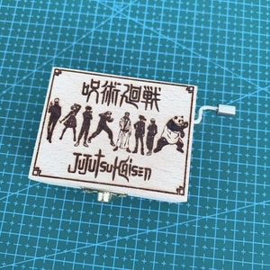 Puede incluir: Una caja de m&uacute;sica de madera con un dise&ntilde;o pintado a mano que presenta personajes de la serie de anime "Jujutsu Kaisen". La caja de m&uacute;sica tiene una manivela en el lateral y el texto "Jujutsu Kaisen" est&aacute; grabado en la parte delantera.
