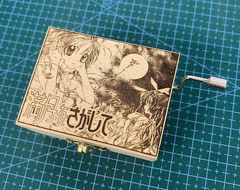 Carillon a tema anime giapponese con tema luna piena e neve eterna di Sagashite, scatola musicale in legno con melodia, regalo vintage fatto a mano e inciso personalizzato