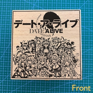 Puede incluir: Una caja de madera con una imagen en blanco y negro de personajes de anime de la serie "Date A Live". La caja tiene el texto japonés "デート・ア・ライブ" y el texto inglés "Date A Live" en la parte delantera.