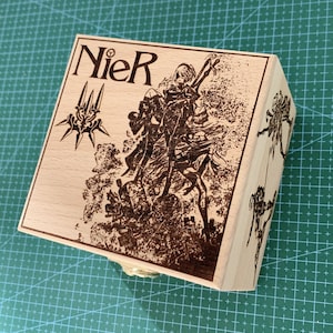 NieR:Automata 2B 9S A2 Elektronische Spieluhr | über USB aufladbares Klangwerk | Benutzerdefinierter japanischer Anime Game Song durch Music Box Version