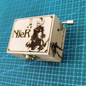 NieR: Automata Gewicht der Welt 2B 9S A2, Japanische Anime-Spiel Spieluhr Handgekurbelt, Thema Musik aus Holz graviert Handmade Vintage Geschenk
