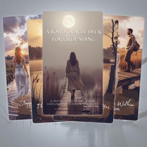 Op de afbeelding: Een set orakelkaarten met sfeervolle natuurscènes. De middelste kaart toont een persoon die over een houten steiger naar een volle maan loopt, met de tekst A BOHO ORACLE DECK FOR GROUNDING & INNER STABILITY in witte letters gedrukt.