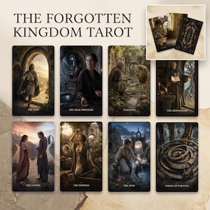 Könnte beinhalten: Das Tarot-Deck The Forgotten Kingdom besteht aus acht rechteckigen Karten mit detaillierten Fantasy-Illustrationen. Jede Karte zeigt eine einzigartige Szene mit Figuren in historischer Kleidung, einem Löwen und einem mechanischen Rad mit Titeln.