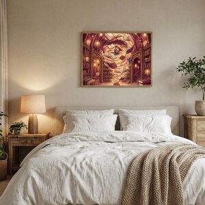 Può includere: Una stampa artistica incorniciata raffigura una scena di biblioteca fantastica. Un vortice di libri turbina attorno a una persona, con scaffali che fiancheggiano le pareti. La tavolozza dei colori comprende toni caldi di marrone, rosso e oro.