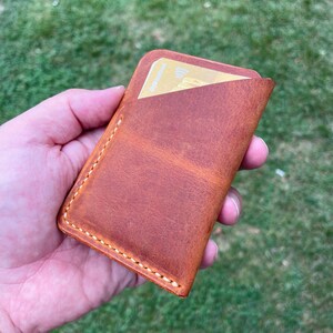 Porta-cartões e dinheiro em couro minimalista, feito à mão