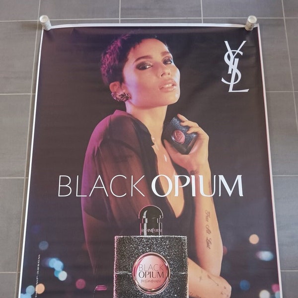 Poster Zoë Kravitz Black Opium, affiche parfum luxe actrice, grand poster perfume bottle, luxury prints, poster pour chambre fille ado