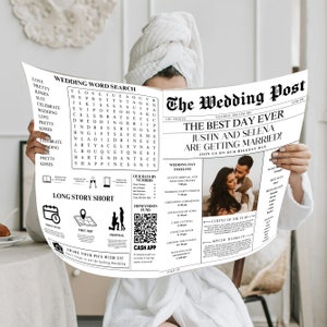 Puede incluir: Un periódico de anuncio de boda en blanco y negro con el titular "The Wedding Post" y el texto "The Best Day Ever Justin and Selena Are Getting Married!" El periódico también incluye una línea de tiempo de la boda, una sección de historia corta y un código QR para el fondo de luna de miel.