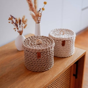 Crochet basket with lid for storage