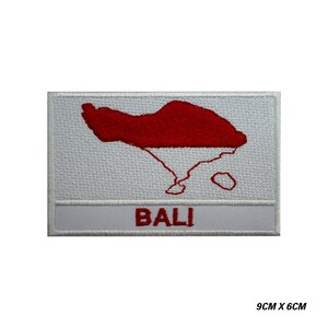 Può includere: Toppa ricamata bianca con un contorno rosso dell'isola di Bali e la parola "BALI" in lettere rosse. La toppa misura 9 cm per 6 cm.