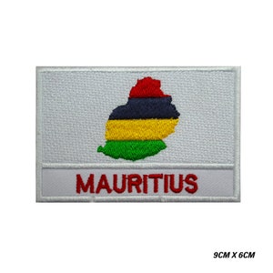 Könnte beinhalten: Gestickter Aufnäher mit der Karte von Mauritius in Rot, Blau, Gelb und Grün. Das Wort "MAURITIUS" ist darunter in Rot auf weißem Grund gestickt. Größe: 9 cm x 6 cm.