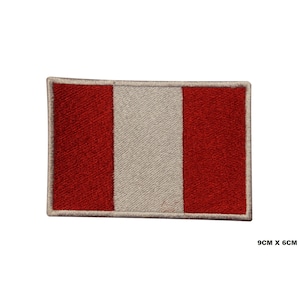 Op de afbeelding: Geborduurde patch van de Peruaanse vlag. De vlag is rood, wit en rood met een witte rand. De patch is 9 cm bij 6 cm.