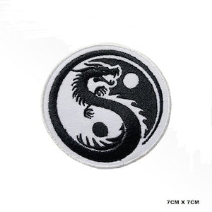 Könnte beinhalten: Schwarz-weiß gestickter Aufnäher mit einem Yin-Yang-Symbol, um das sich ein Drache windet. Der Aufnäher ist 7 cm x 7 cm groß.
