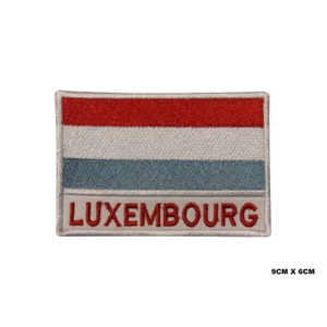 Op de afbeelding: Gestikte patch met de vlag van Luxemburg en de naam van het land "LUXEMBOURG" eronder. De patch is 9 cm bij 6 cm.