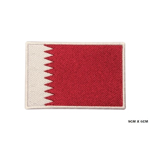 Puede incluir: Parche bordado de la bandera de Qatar. La bandera es roja con un triángulo blanco dentado en el lado del asta. El parche mide 9 cm por 6 cm.