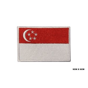 Puede incluir: Un parche bordado de la bandera de Singapur. La bandera es roja y blanca con una luna creciente y cinco estrellas en la esquina superior izquierda. El parche mide 9 cm por 6 cm.