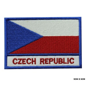 Puede incluir: Parche bordado con la bandera de la República Checa con un triángulo azul, una franja blanca y una franja roja. El parche tiene un borde azul y el texto "CZECH REPUBLIC" en letras rojas.