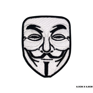 Puede incluir: Parche bordado con la máscara de Guy Fawkes, una cara blanca estilizada con detalles negros. Mide 8,5 cm por 6,8 cm. La máscara tiene bigote y perilla, con un borde negro.