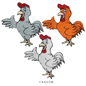 Könnte beinhalten: Drei gestickte Bügelbilder mit Cartoon-Hähnen. Ein Hahn ist grau, einer orange und einer weiß. Jeder Hahn winkt mit einem freundlichen Gesichtsausdruck. Die Patches sind 7 x 6,5 cm groß.