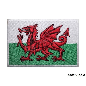 Può includere: Toppa ricamata con la bandiera del Galles con un drago rosso su sfondo bianco e verde. La toppa misura 9 cm x 6 cm.