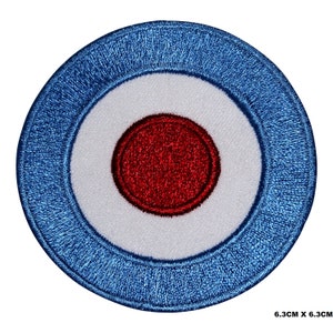 Könnte beinhalten: Ein gestickter Zielscheiben-Patch in Blau, Weiß und Rot. Der Patch hat einen Durchmesser von 6,3 cm.