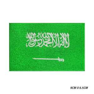 Puede incluir: Parche bordado verde con la bandera de Arabia Saudita. La bandera presenta una inscripción blanca y una espada blanca sobre un fondo verde. El parche mide 9 cm por 6,5 cm.
