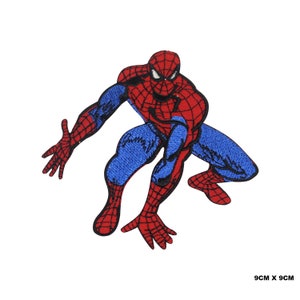 Könnte beinhalten: Gestickter Bügelaufkleber mit Spider-Man in einer hockenden Pose. Der Patch ist 9 cm x 9 cm groß.