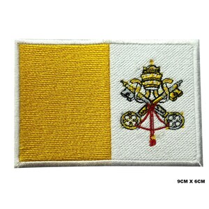 Könnte beinhalten: Gestickter Aufnäher mit der Flagge des Vatikans. Das Design zeigt einen vertikalen gelben Streifen und ein weißes Feld mit dem Wappen des Vatikans. Der Aufnäher misst 9 cm x 6 cm.