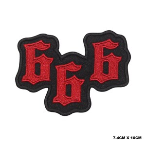 Könnte beinhalten: Roter gestickter Aufnäher mit der Zahl 666 in gotischer Schrift. Der Aufnäher ist 7,4 cm x 10 cm groß.