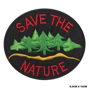 Puede incluir: Un parche bordado negro y rojo con el texto "Save the Nature" y una silueta verde de un bosque. El parche mide 8,5 cm por 10 cm.