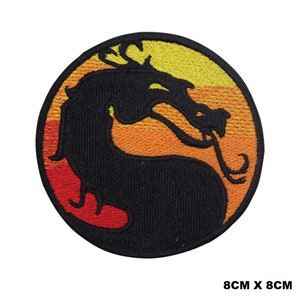 Può includere: Toppa ricamata nera con un design di drago giallo, arancione e rosso. Il drago è in forma circolare con uno sfondo nero. La toppa misura 8 cm per 8 cm.