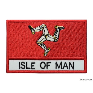 Peut inclure: Écusson brodé représentant le drapeau de l'île de Man. Le patch est rectangulaire, avec un fond rouge et une bannière blanche en bas avec le texte "ISLE OF MAN". L'emblème du drapeau des trois jambes blindées est au centre. Mesure 9 cm x 6 cm.